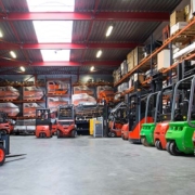 Ontdek de kosten van een heftruck accu en kies slim tussen nieuw, gebruikt of huren – met tips om uw totale kosten te verlagen.