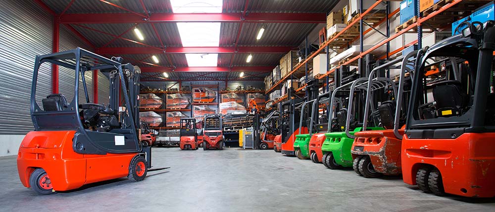 Ontdek de kosten van een heftruck accu en kies slim tussen nieuw, gebruikt of huren – met tips om uw totale kosten te verlagen.